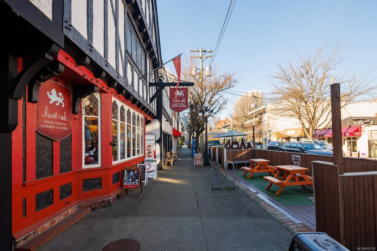 1023 Fort St