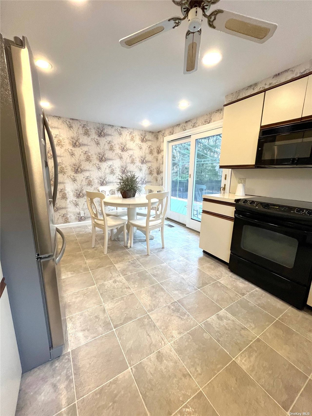 25 Squires Avenue