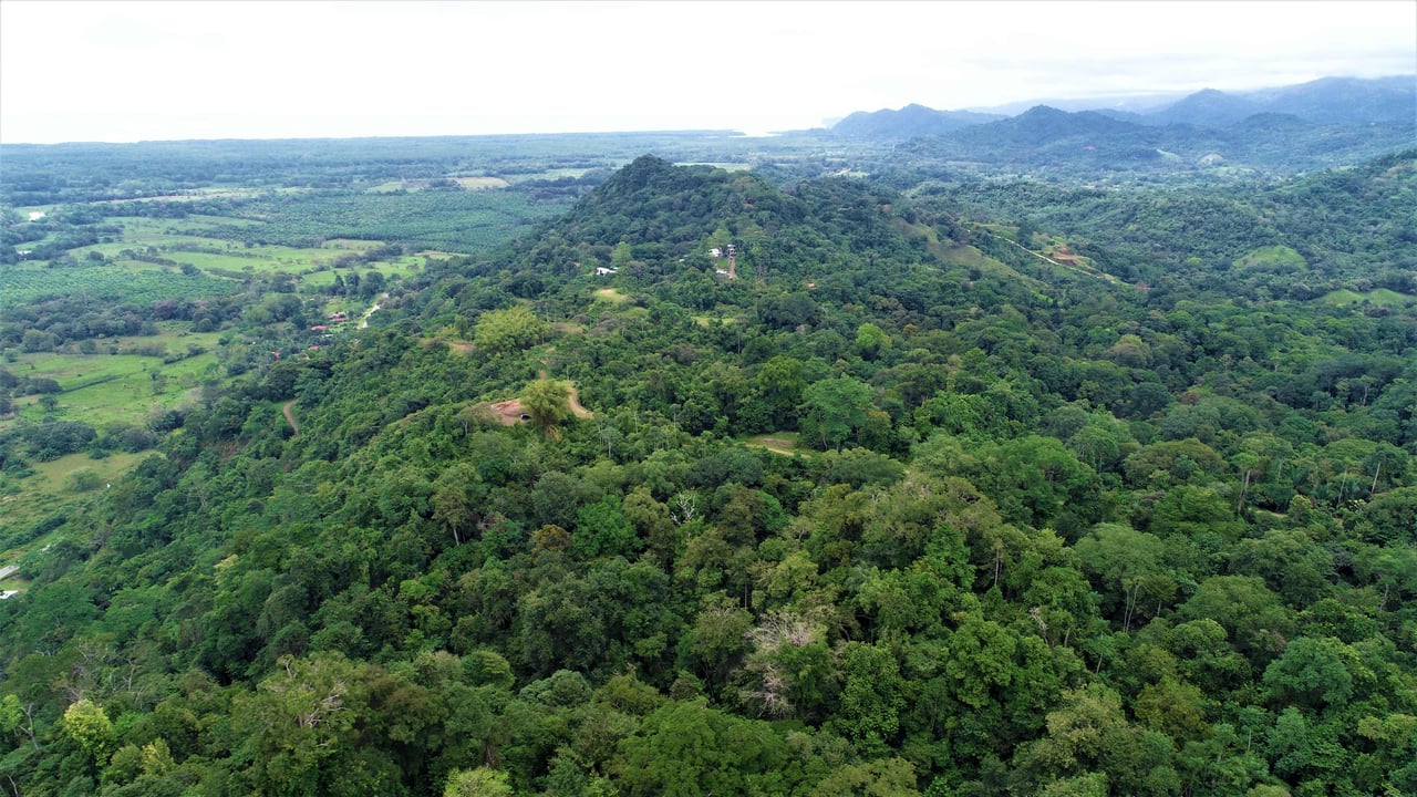 9 acres property with 360 panoramic views and 80m highway frontage