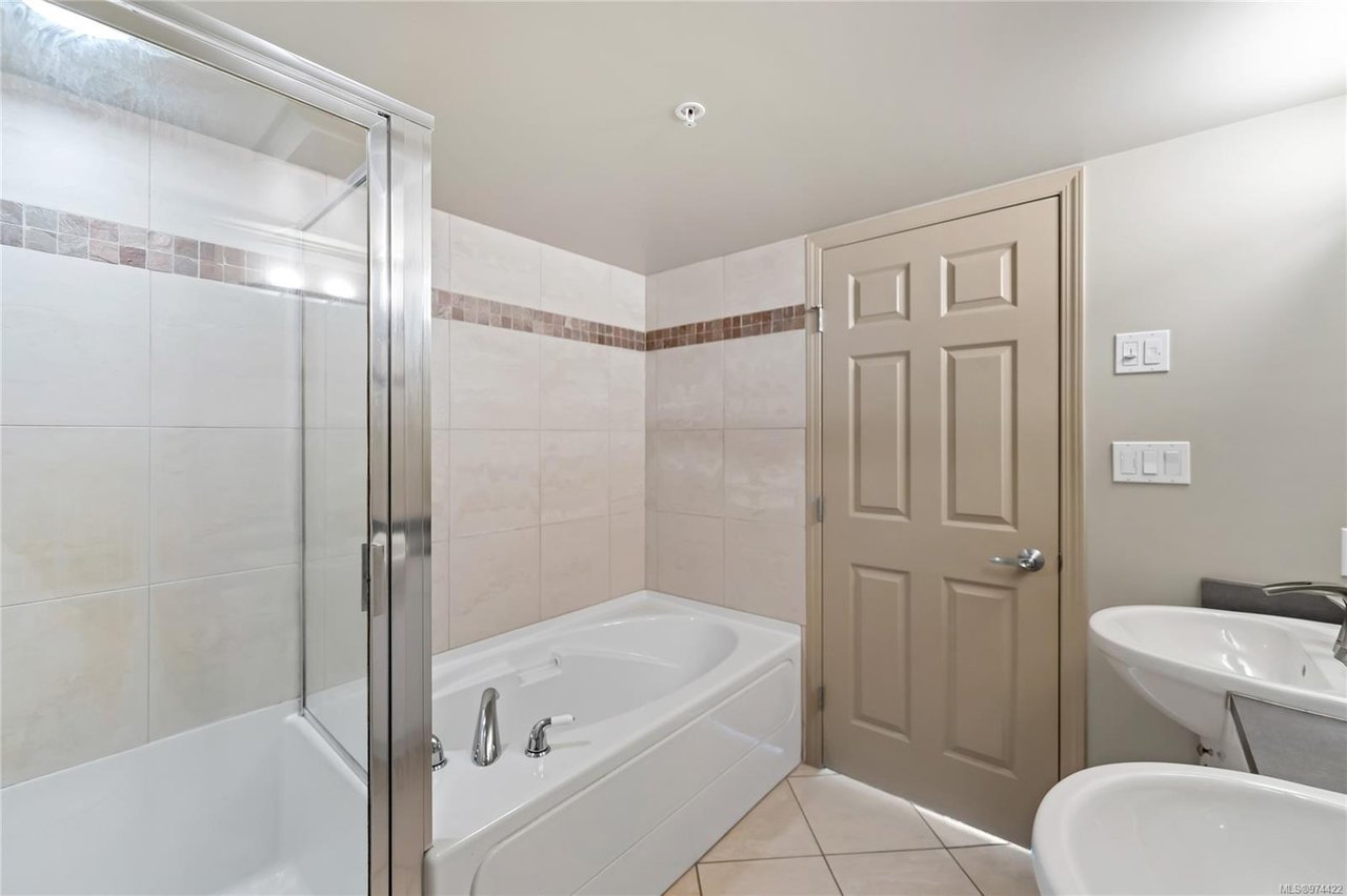 705-860 View St