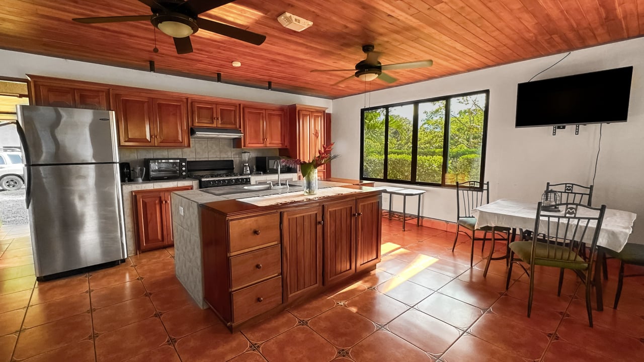 Mountain View Paradise with Privacy - 5 Minutes Away from the Beach and Amenities 