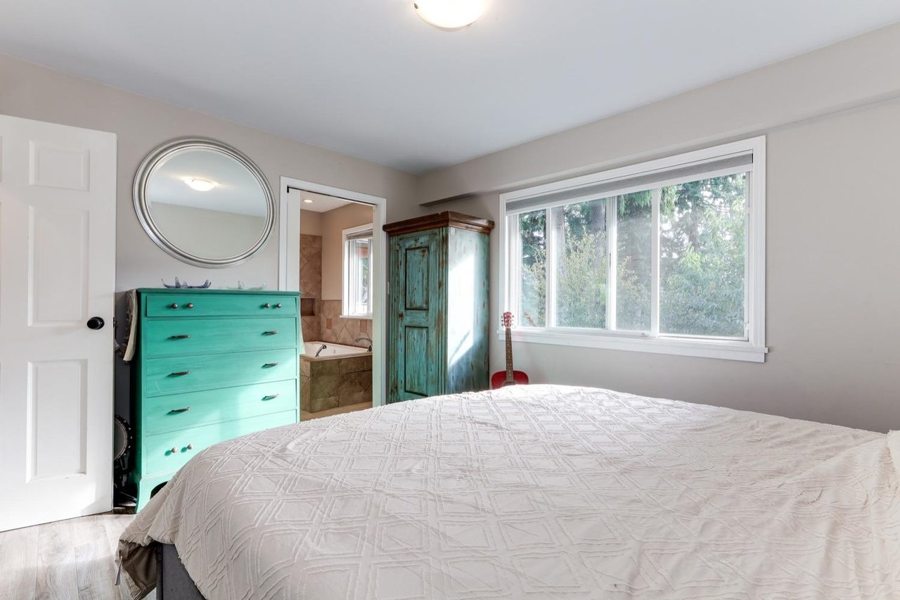 2552 Jura Cres