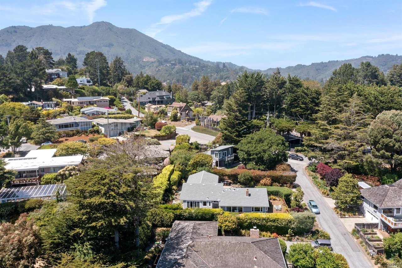 2 Cedarwood Ln