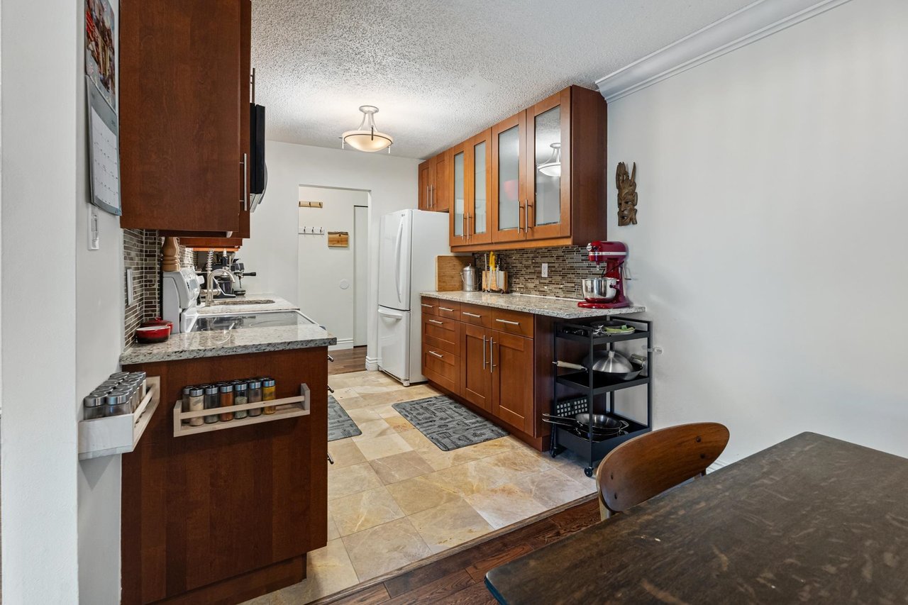 208-150 E 5th St