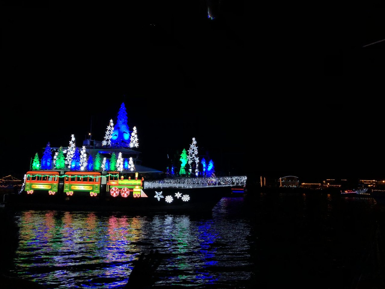 Insider’s Guide to the Annual Newport Beach Christmas Boat Parade