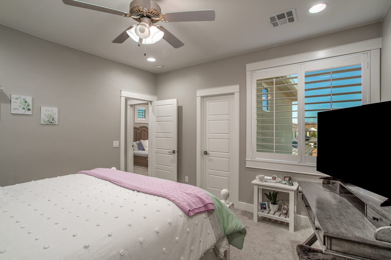 258 W Blue Quartz Dr