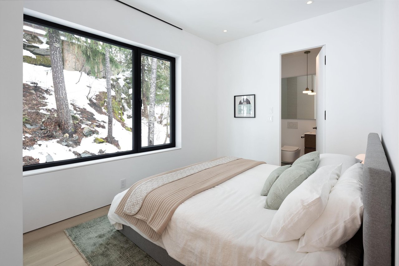 3565 Falcon Cres