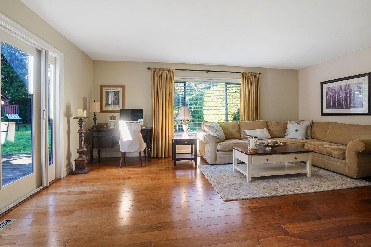987 Fairway Dr