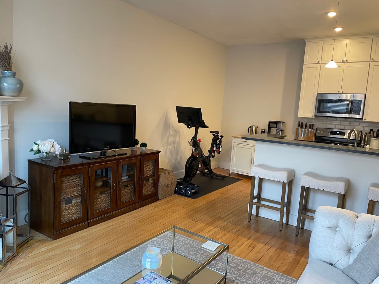 Beautiful Keswick Street 1 bed 1 bath - Laundry in Unit - Pets Negotiable 