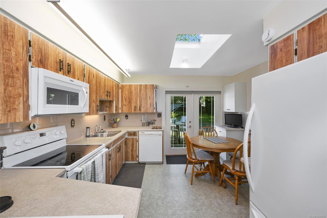 989 Abbey Rd, Saanich