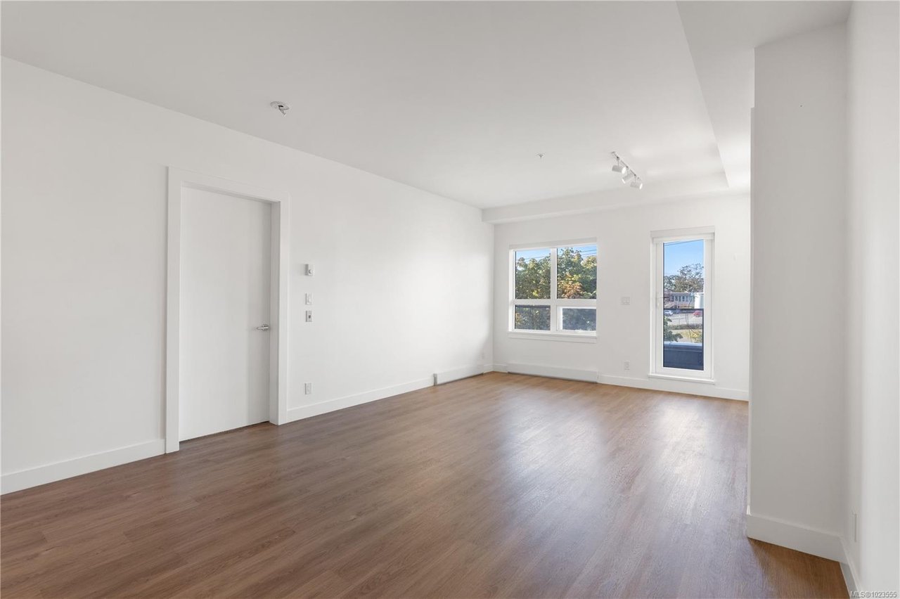 402-757 Tyee Rd, Victoria