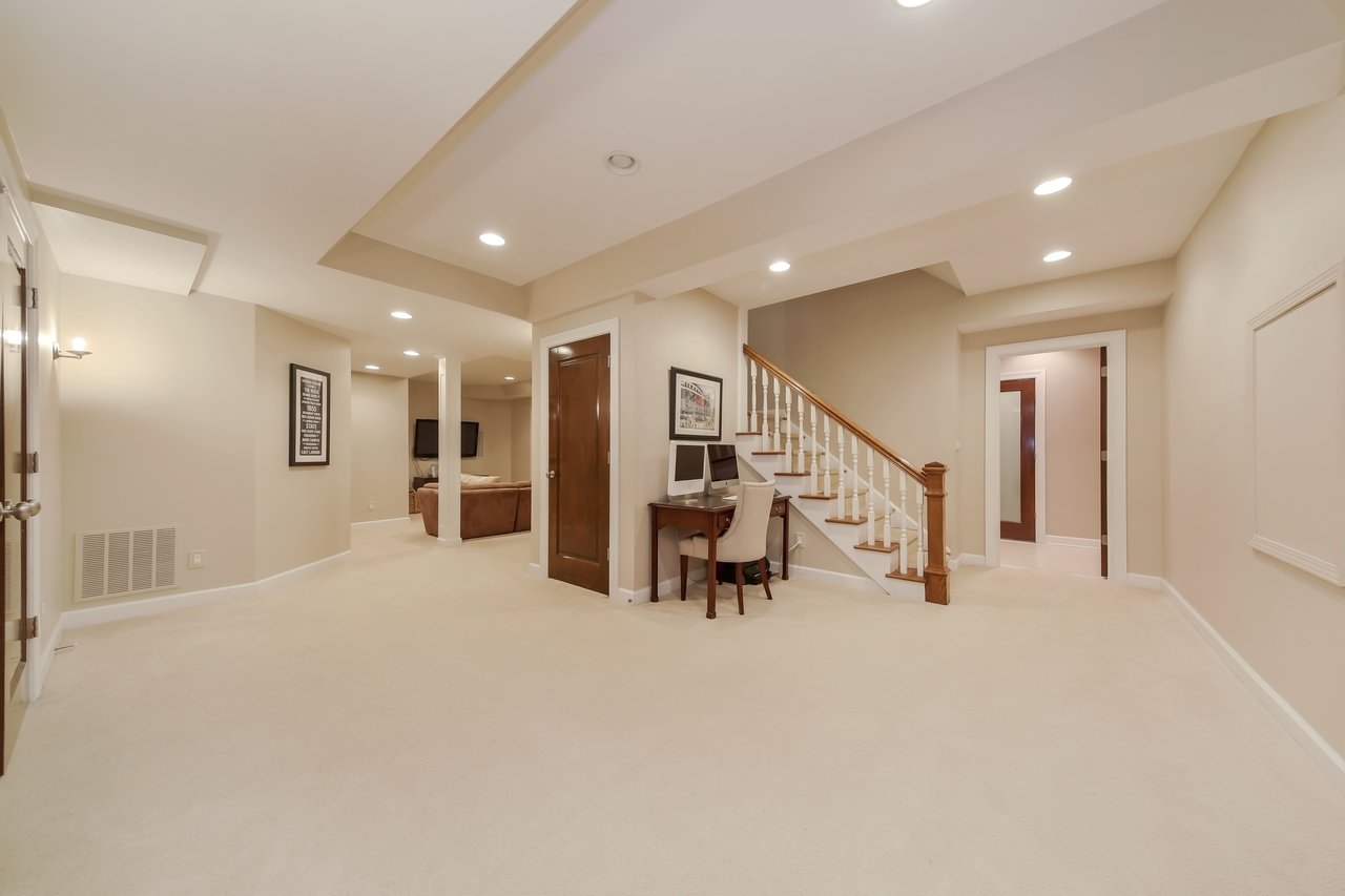Accented with an array of modern finishes and features a sophisticated urban vibe.