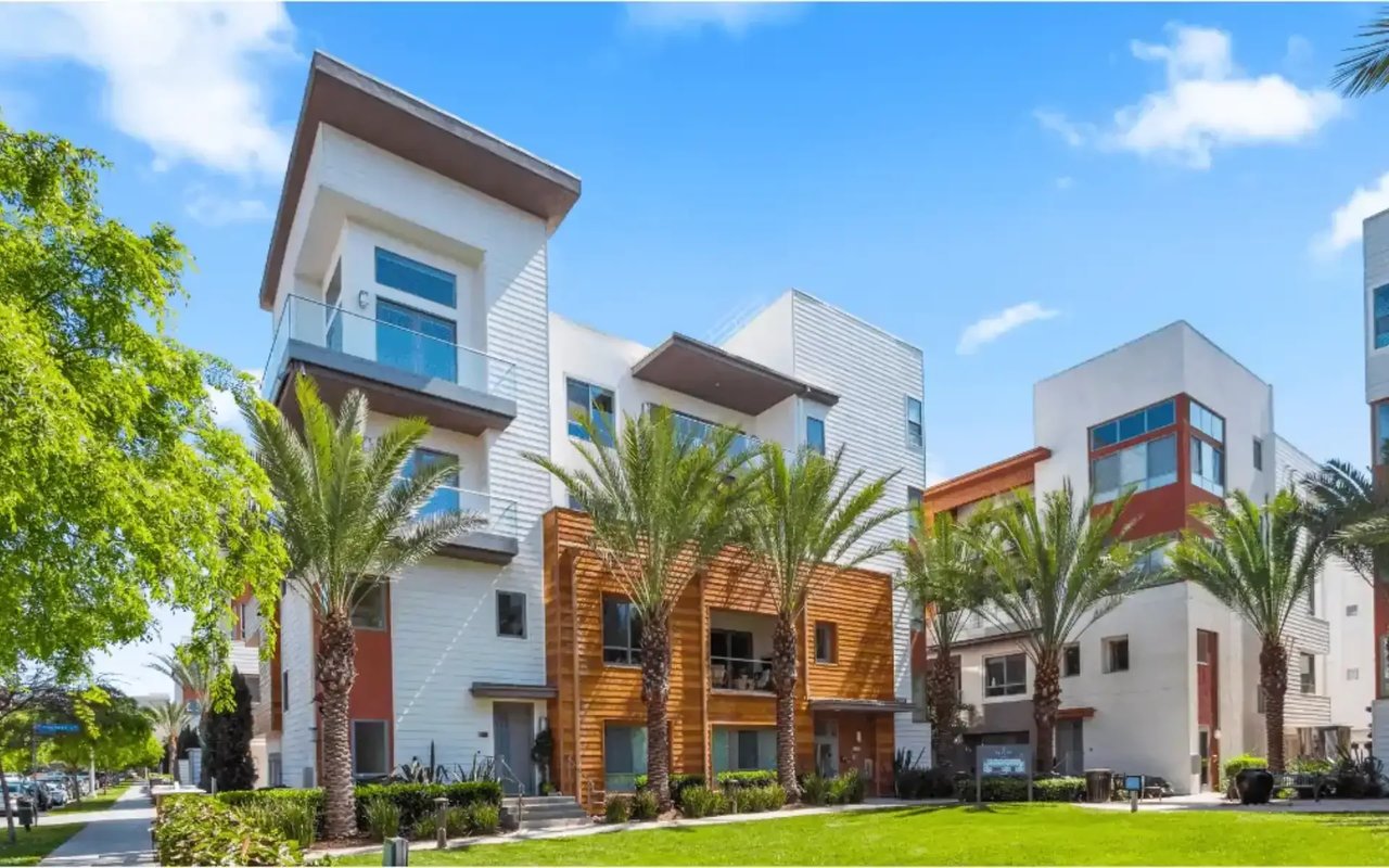 Mixed Market in Stable Conditions