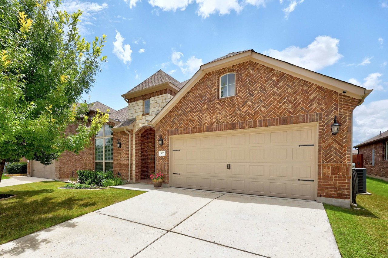 Beautifully Appointed Single-Story in Oak Creek: Modern Floors and Screened-In Patio Overlooking Green Space w/ NO Backyard Neighbor!
