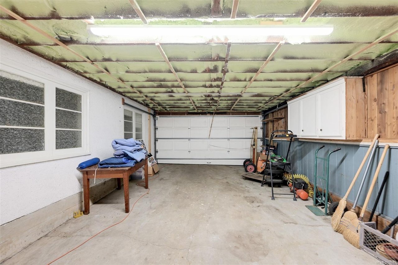 2587 MacDonald Dr