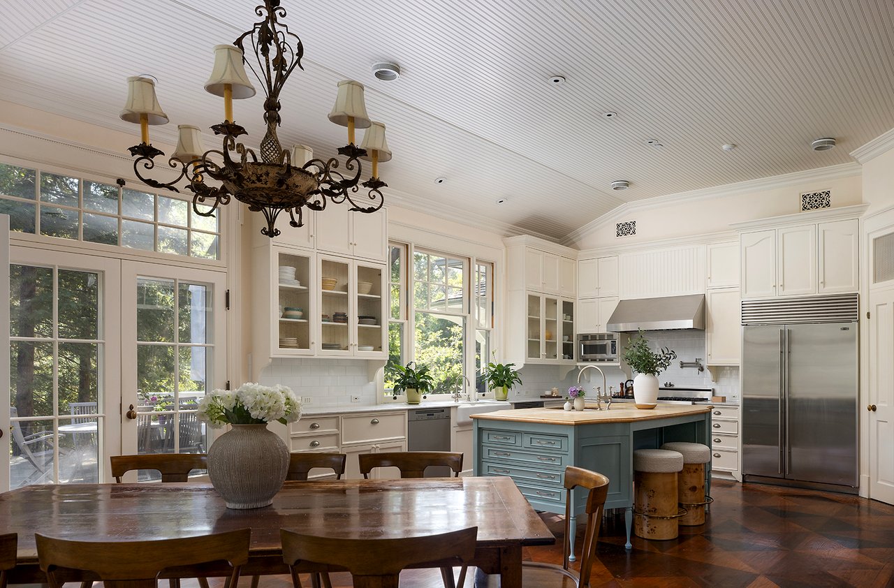 2041 Mandeville Canyon Rd