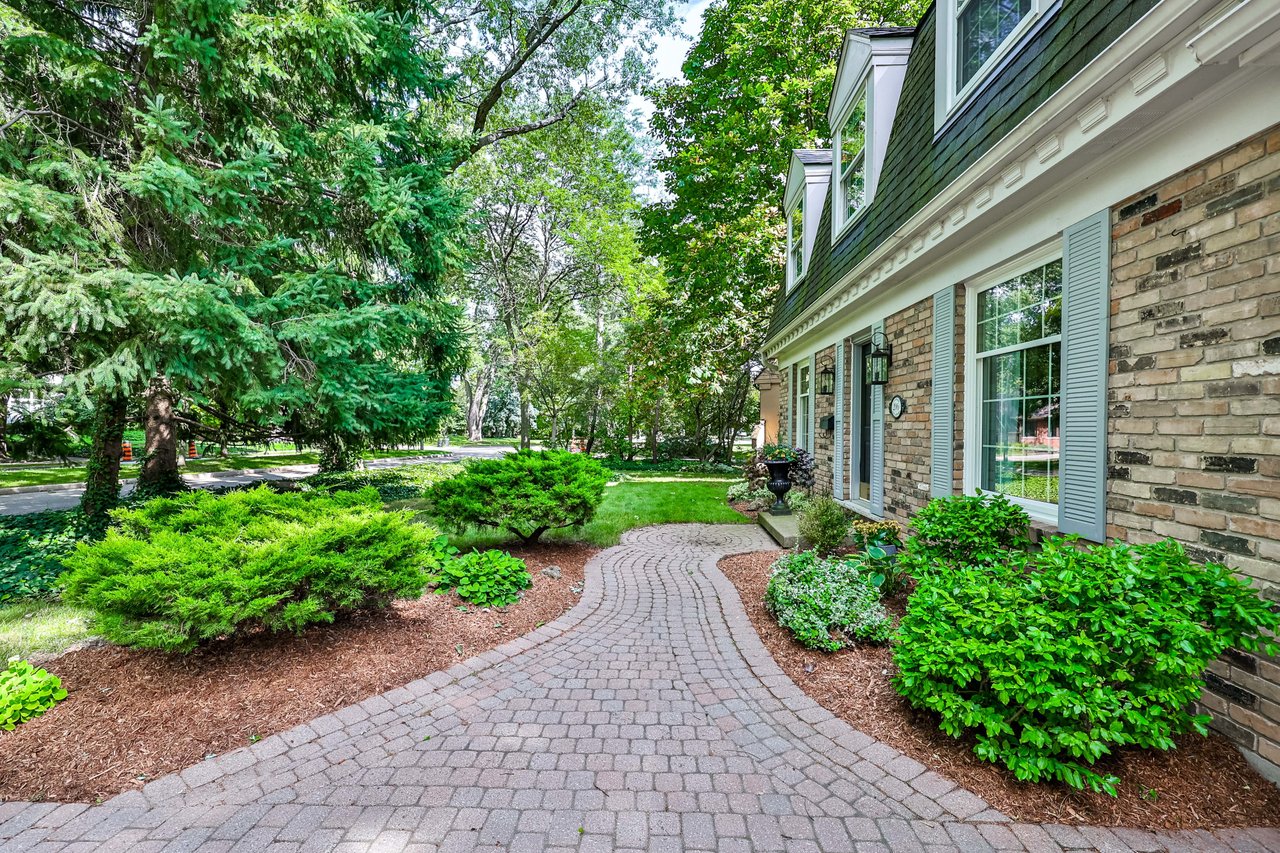 206 Rossmore Boulevard, Burlington