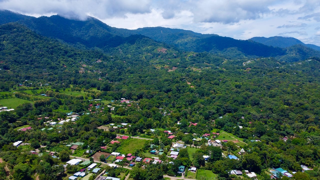 Build-Ready Lot in Ojochal’s Calle Cacique | Easy Access & Stunning Mountain Views