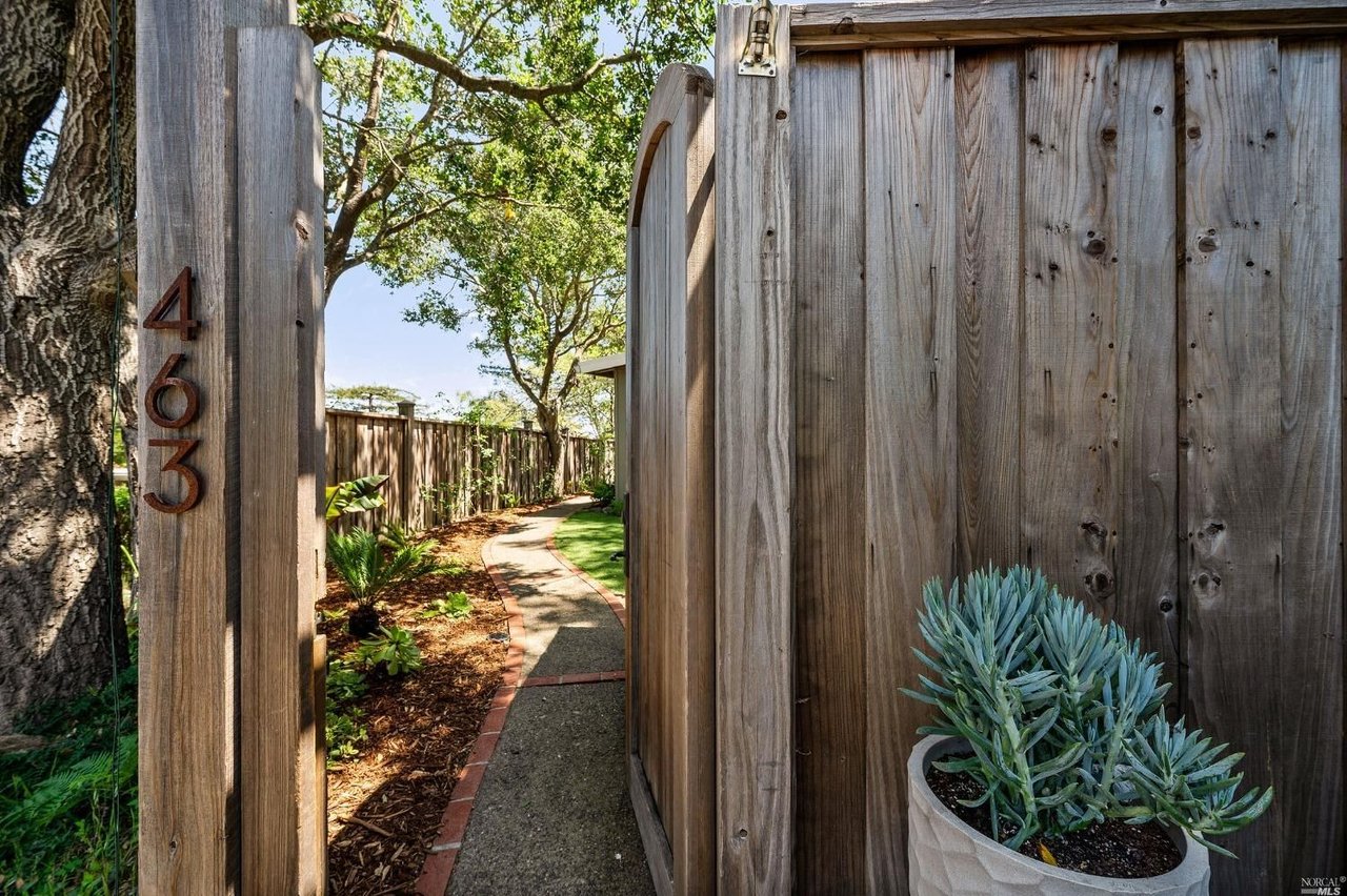 463 Live Oak Dr