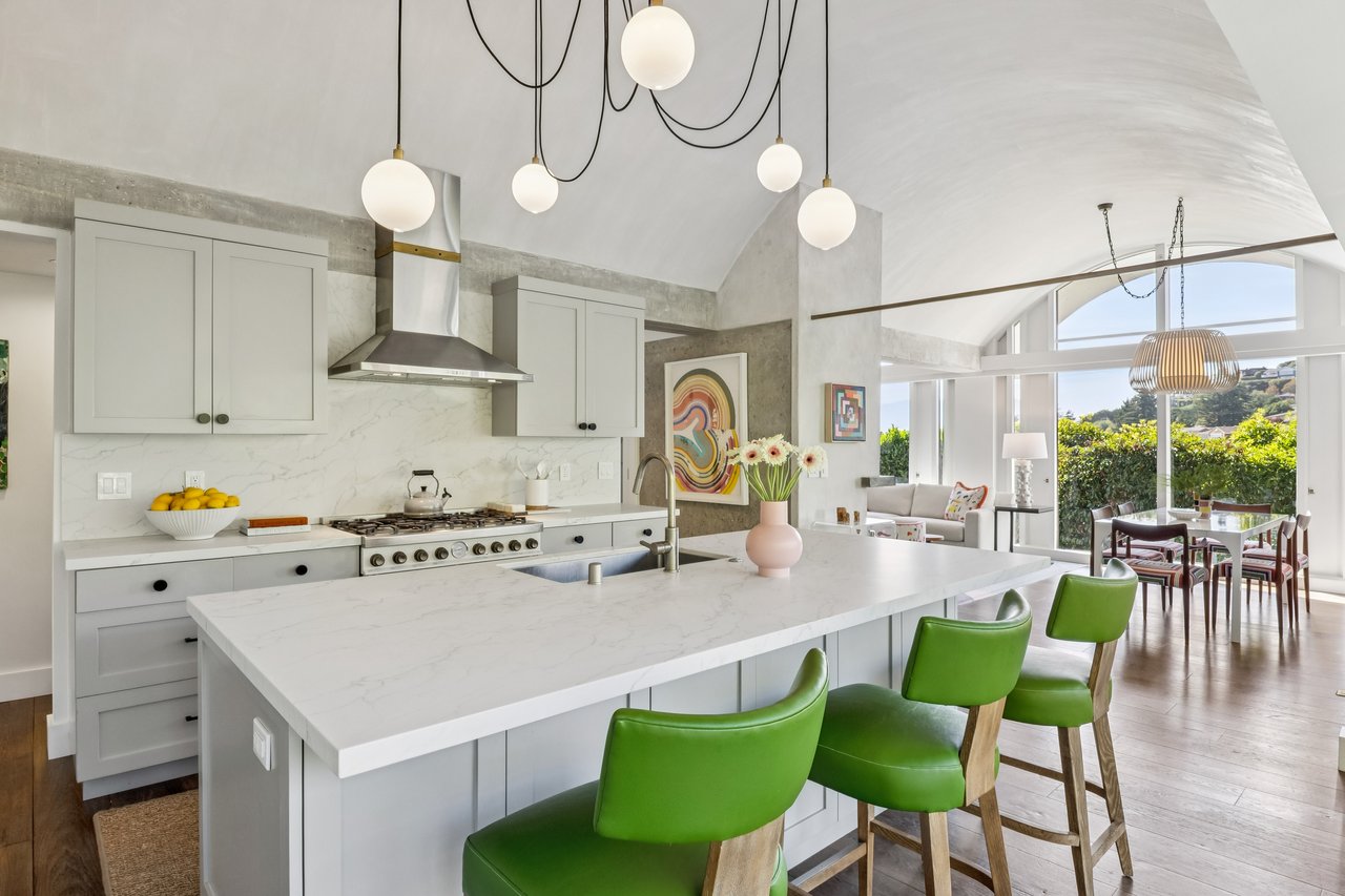 Stylish and Chic Upper Unit