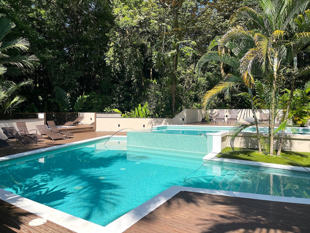 ELAN GROUND FLOOR 2 BEDROOM CONDO WITH BEACH ACCESS. UNIT 4E