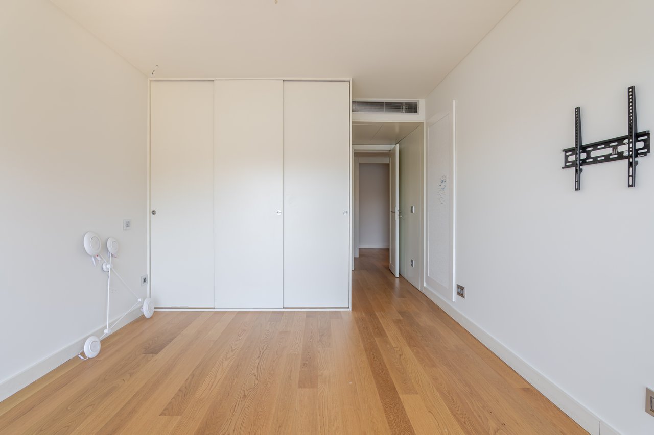 Sophisticated Three-Bedroom Apartment in Porto
