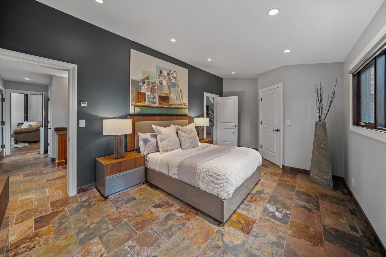 Private Mountain Retreat on Nearly Half an Acre