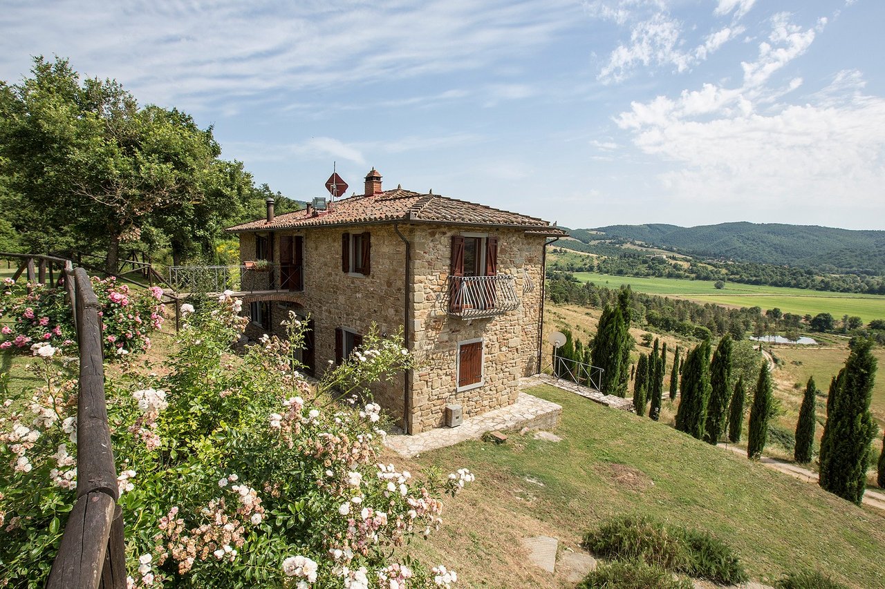 Hill Top Farmhouse with Swimming Pool