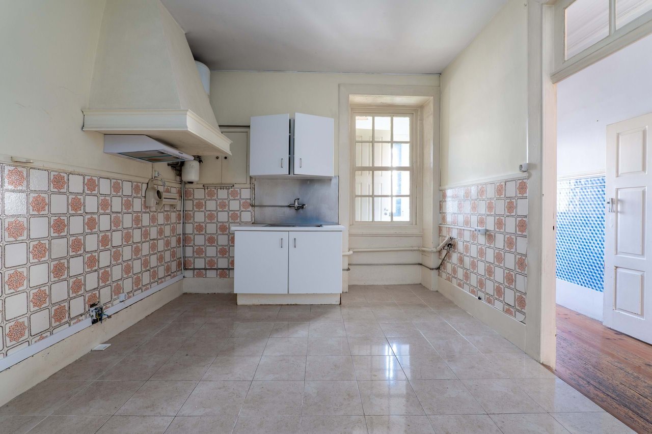 Historic Home for Restoration in Matosinhos, Porto – Prime Coastal Investment Opportunity