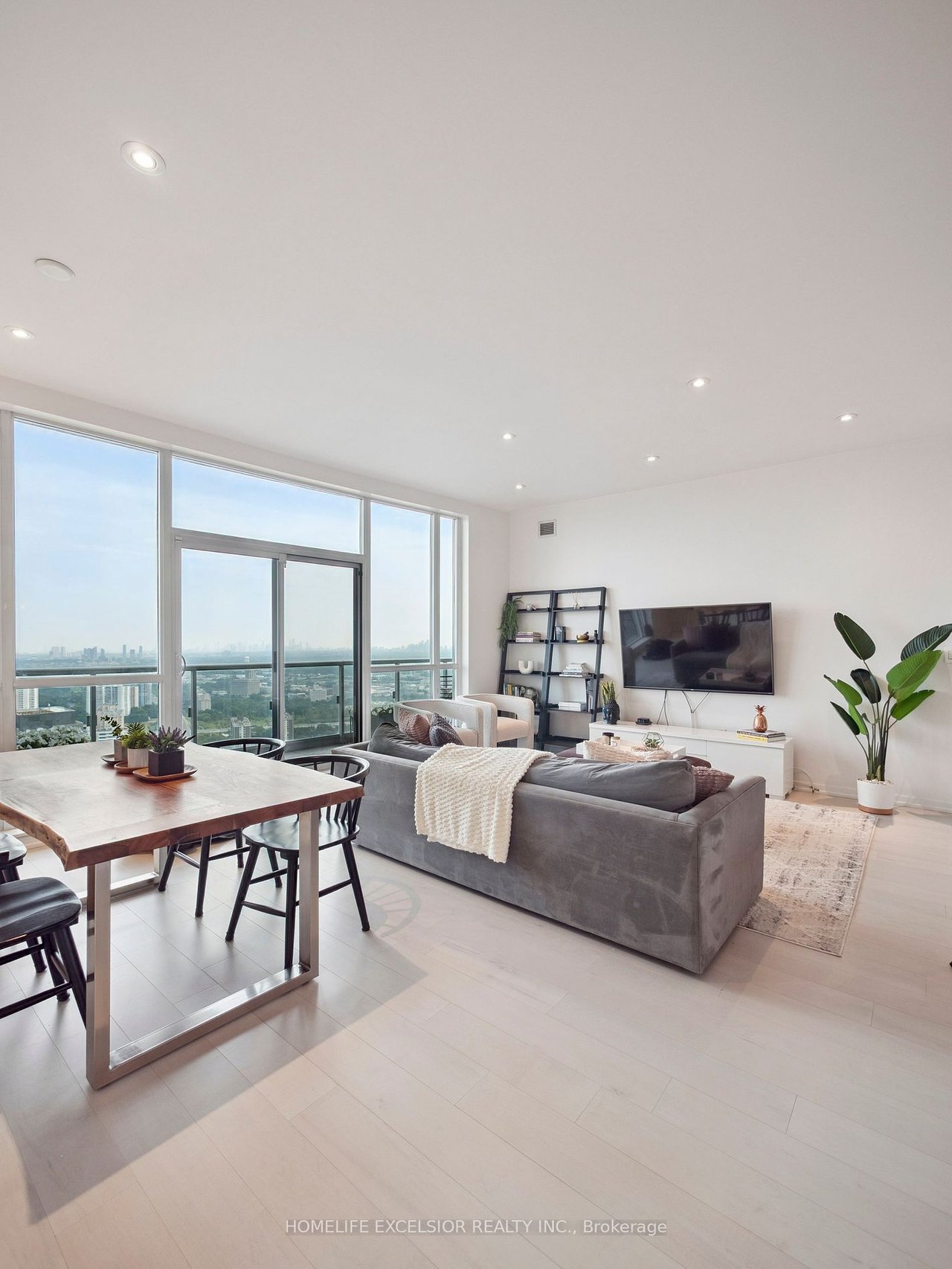 PENTHOUSE IN EMERALD CITY 