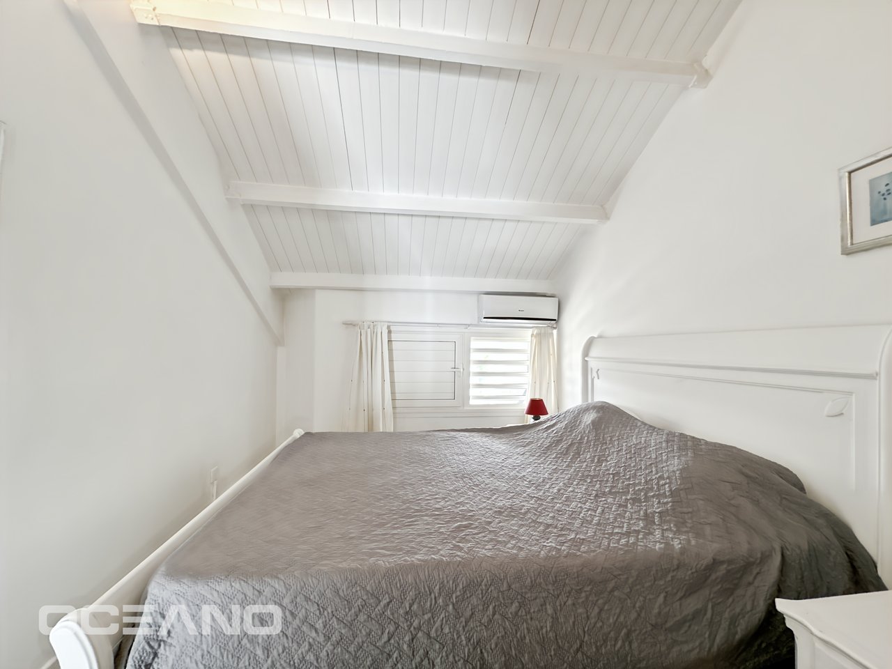 2 bedrooms with a sea view