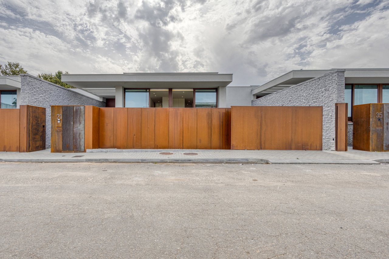 Contemporary 3-Bedroom Luxury Villa with Pool and Large Basement in Palmeira, Braga