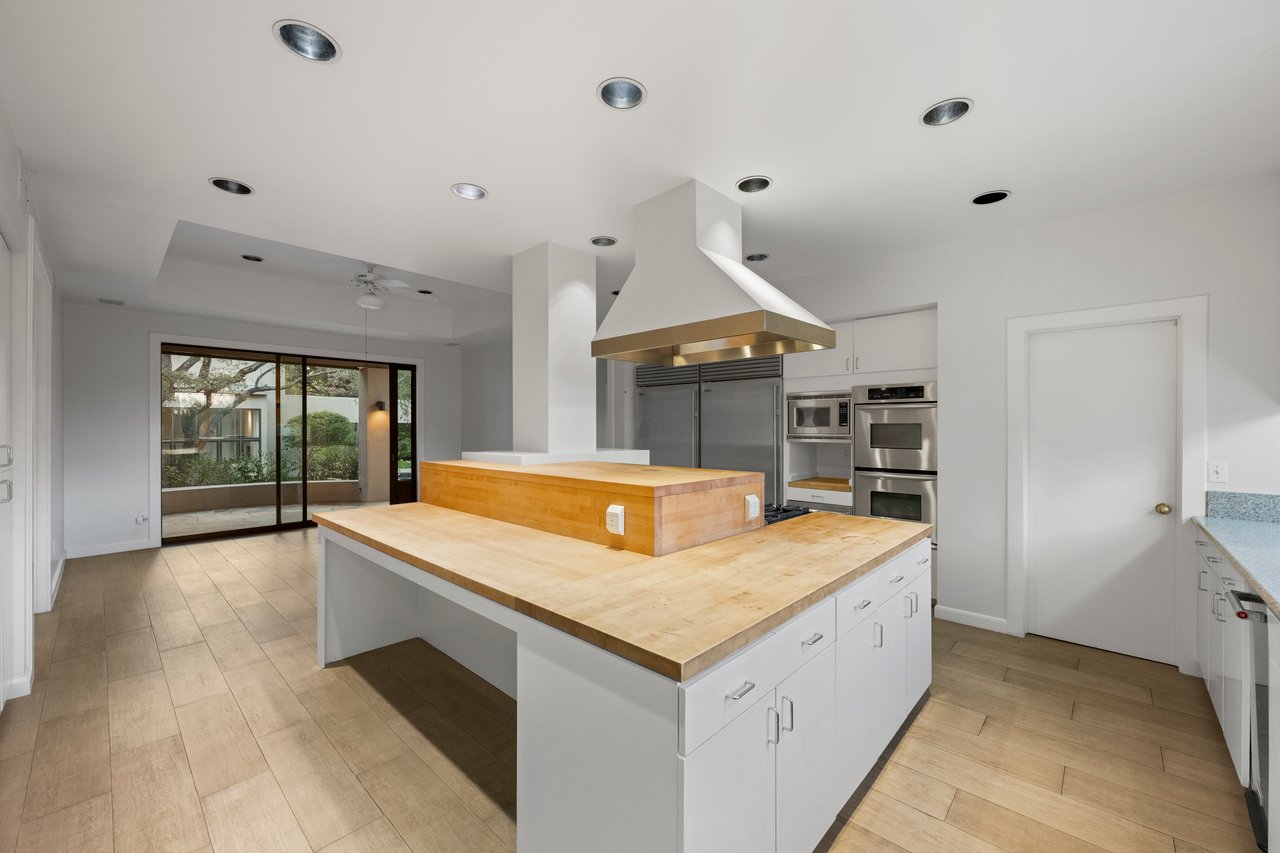 One of a Kind in West Lake Hills