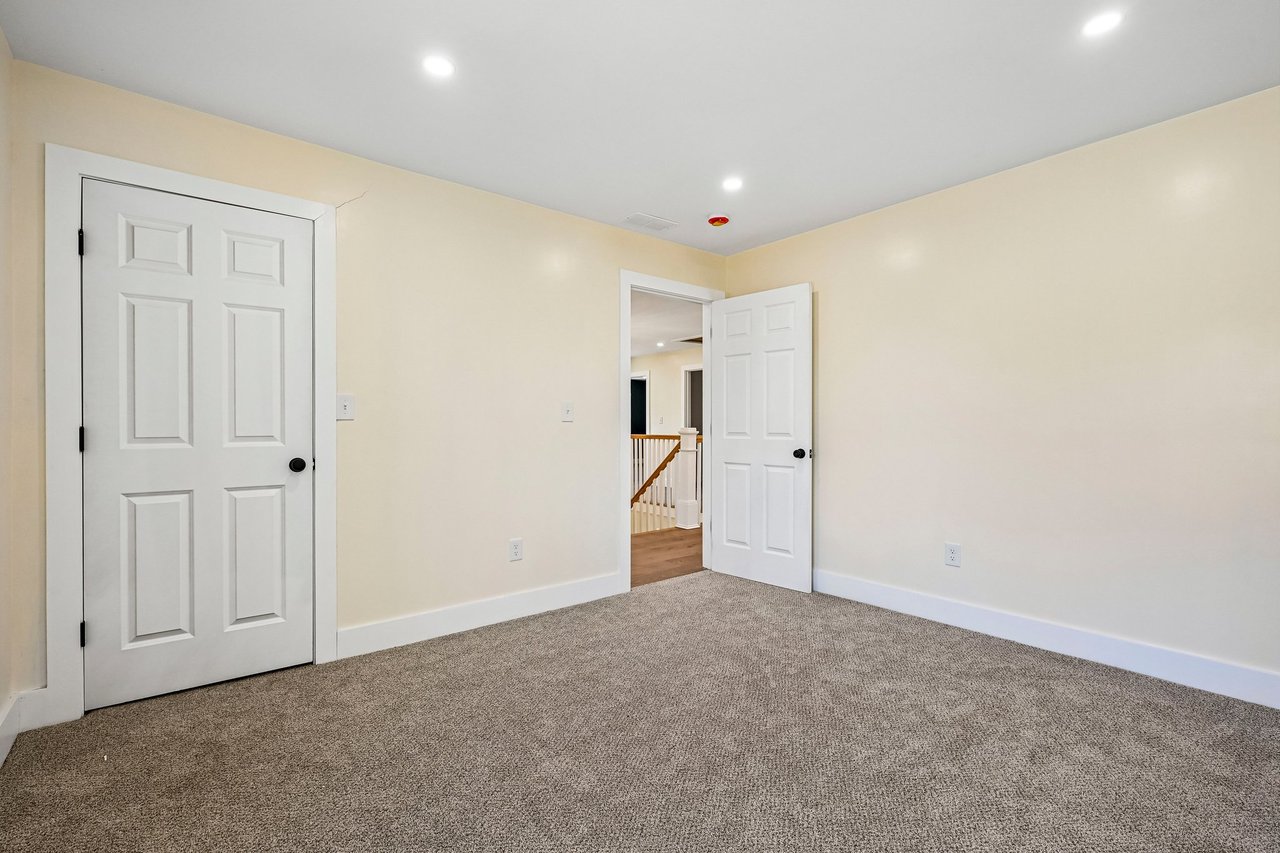 33 Seabiscuit Dr, Plymouth, MA 02360