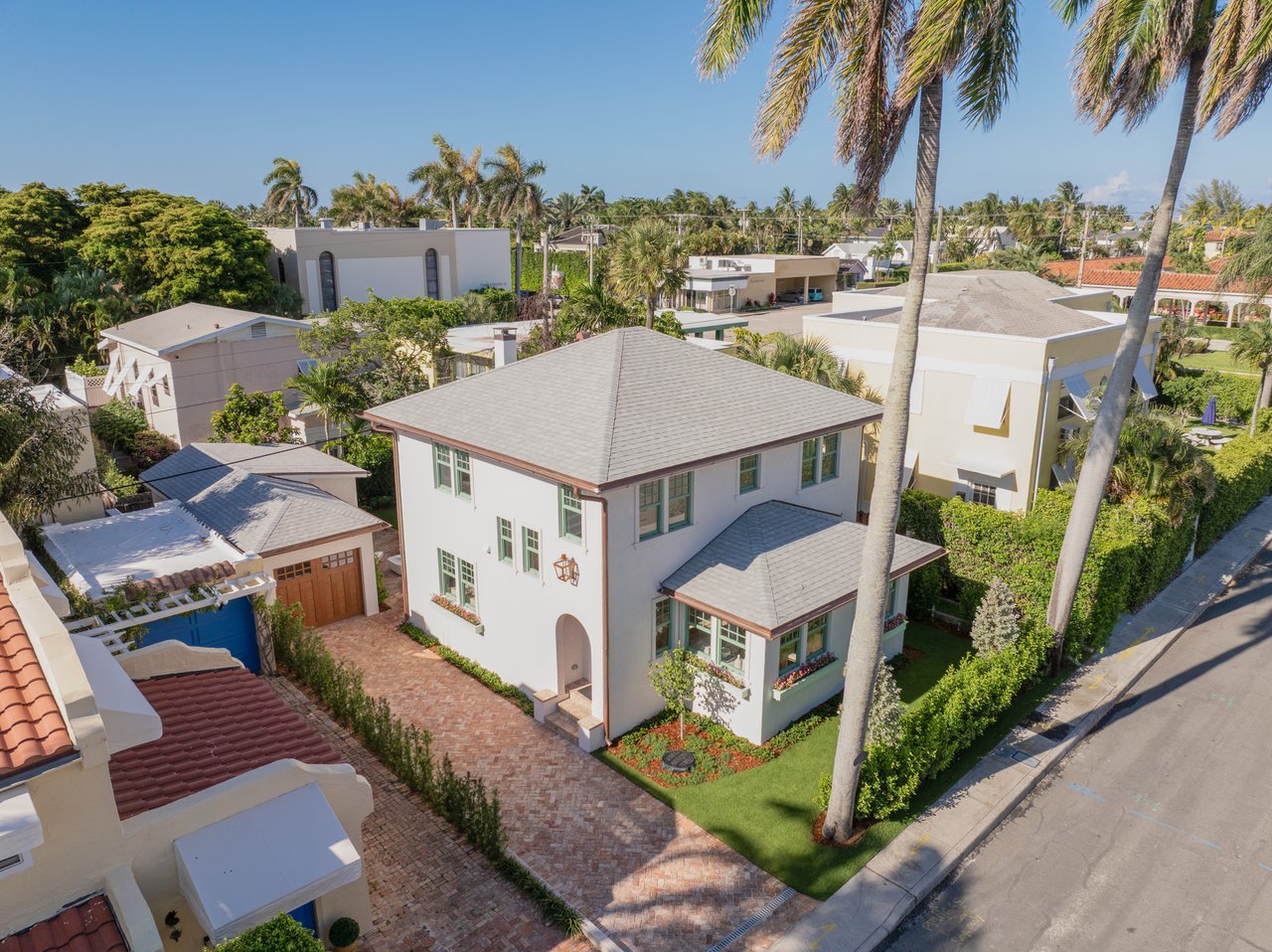 Charming Like New Residence In Town