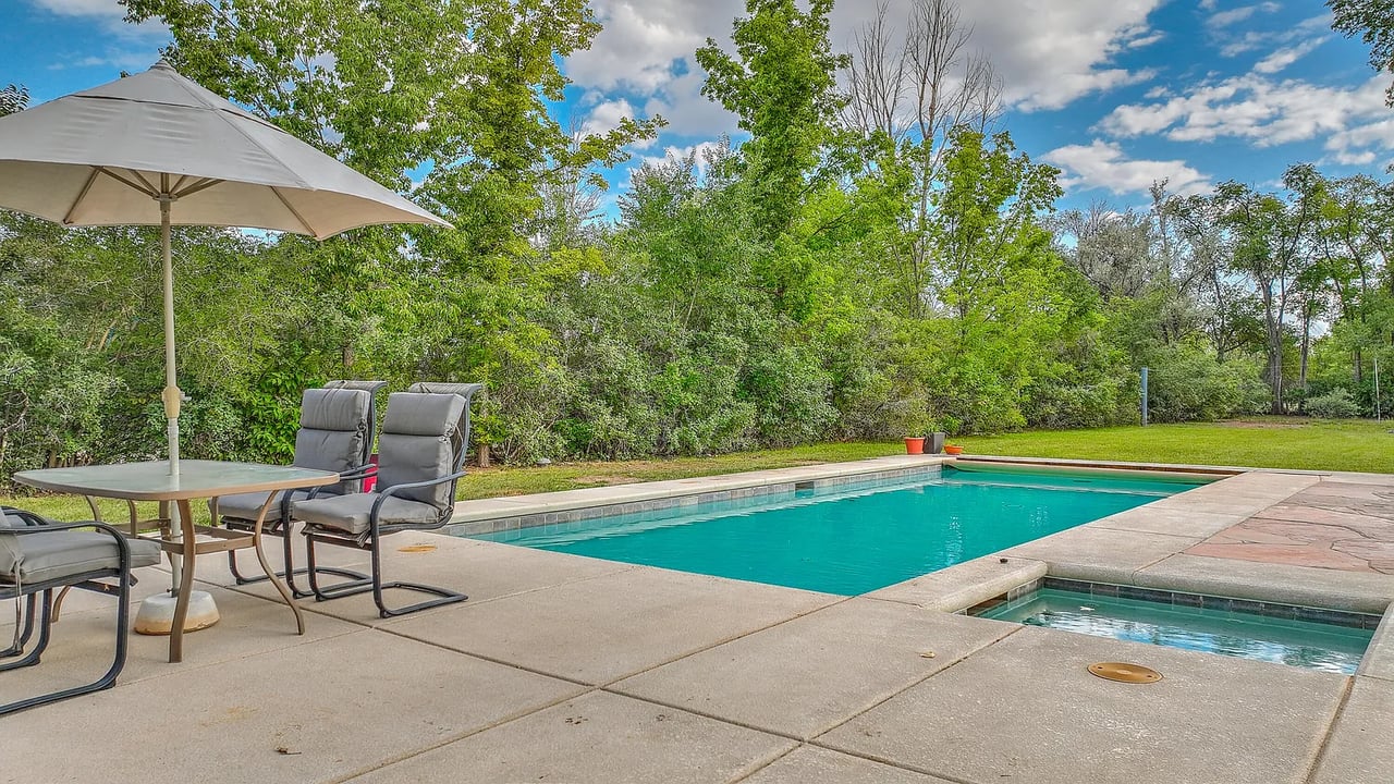 5910 Corrales Rd