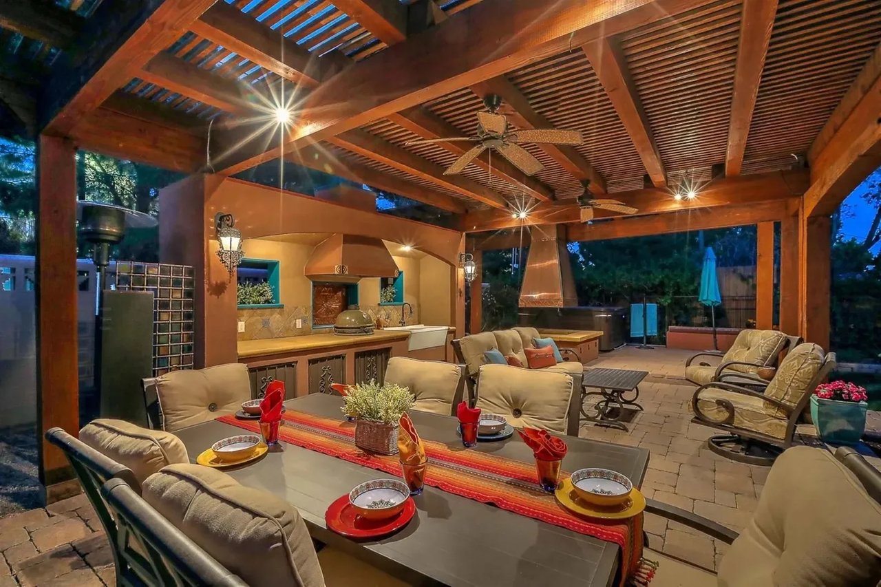 Feasting Alfresco: 5 Homes With Outdoor Kitchens