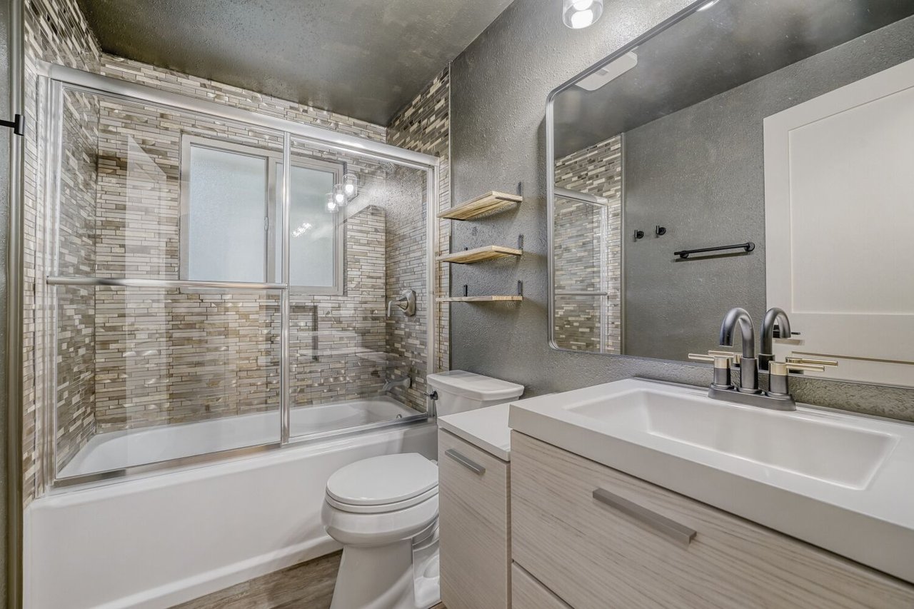 9632 S 216th St, Kent, WA 98031