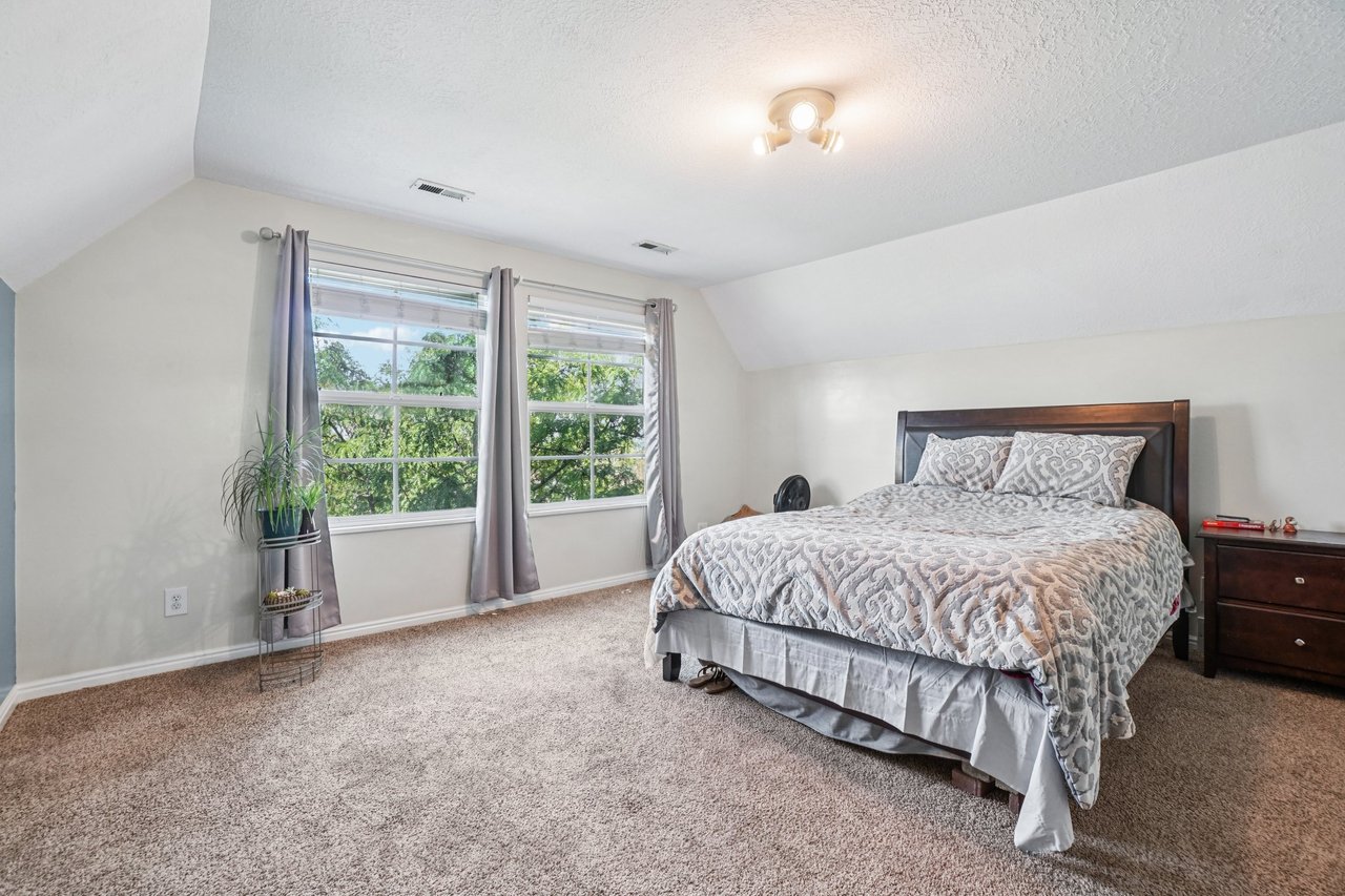 11343 S Clifford Cir