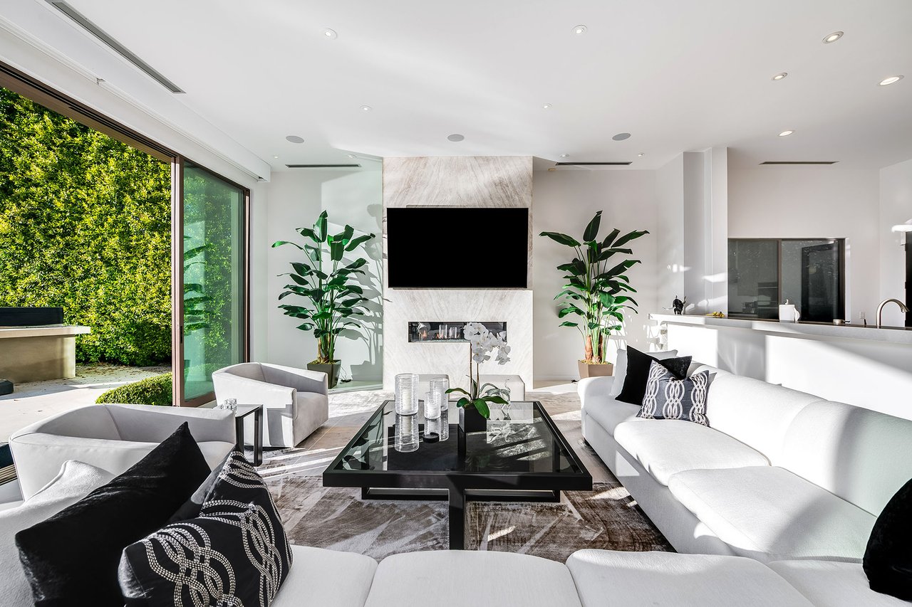 16167 Royal Oak Rd, Encino