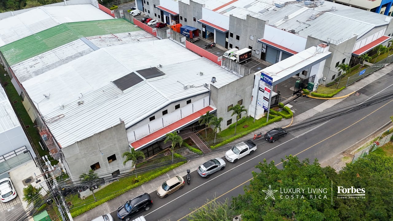 21581 - 3-Story Office/Warehouse with Easy Access to Route 27 in Guachipelin, Escazú