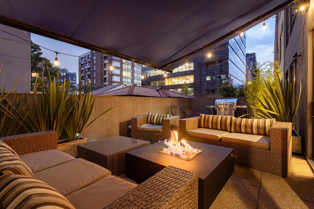 Luxury San Francisco outdoor terrace with fire pit representing Monica Pauli Compass luxury real estate lifestyle homes