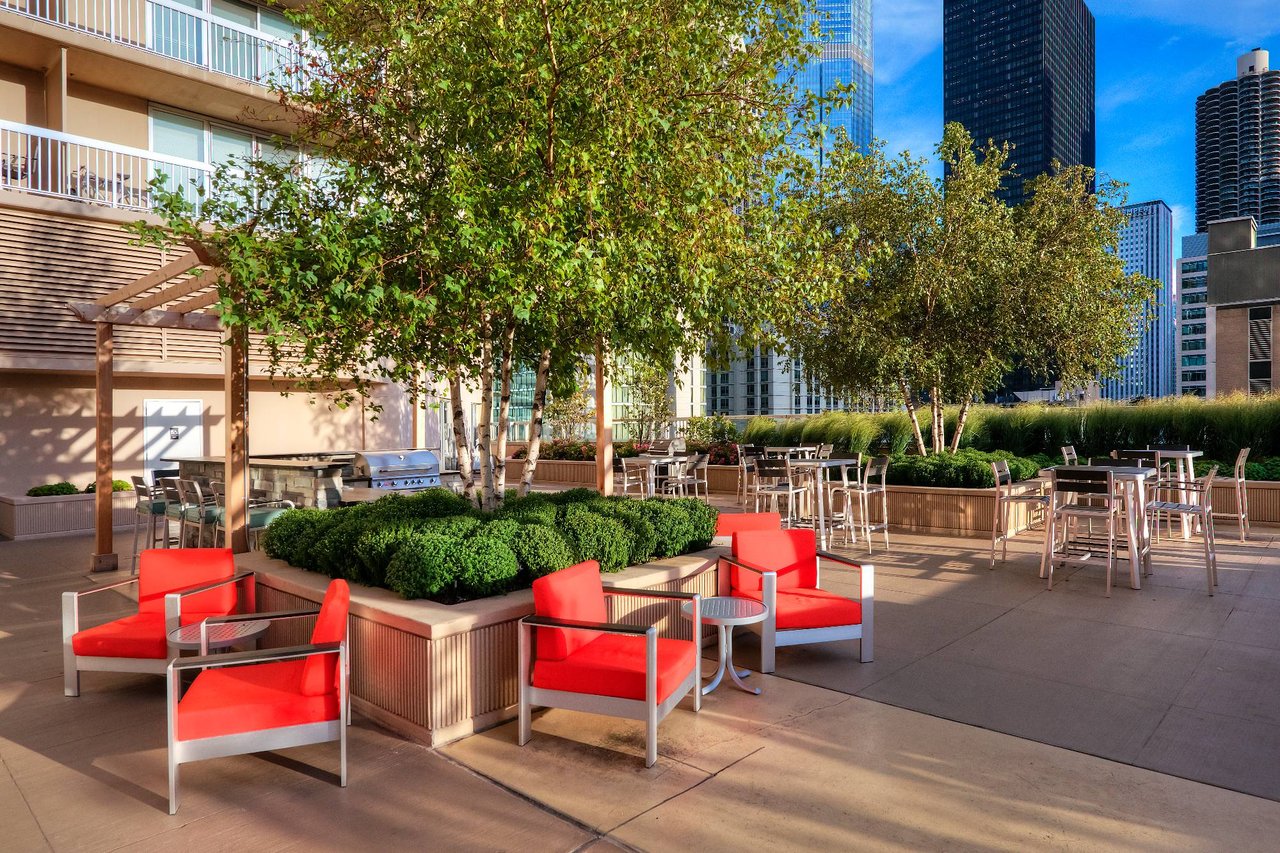 545 N Dearborn St - Grand Plaza - picture of building's exterior lounge area