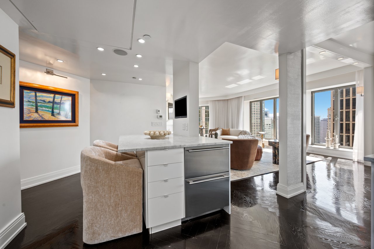 950 N Michigan Ave #2704