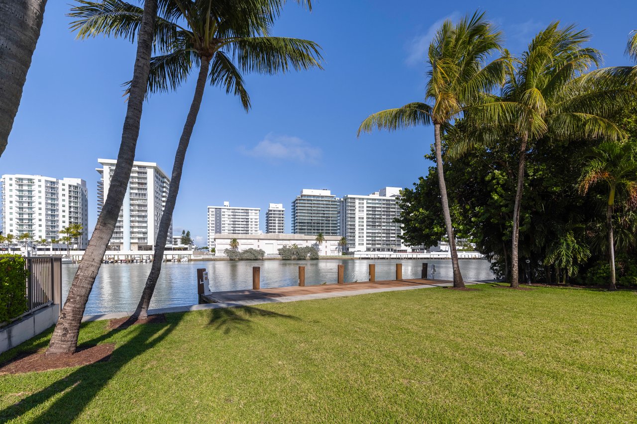 Pine Tree Drive, Miami Beach Waterfront