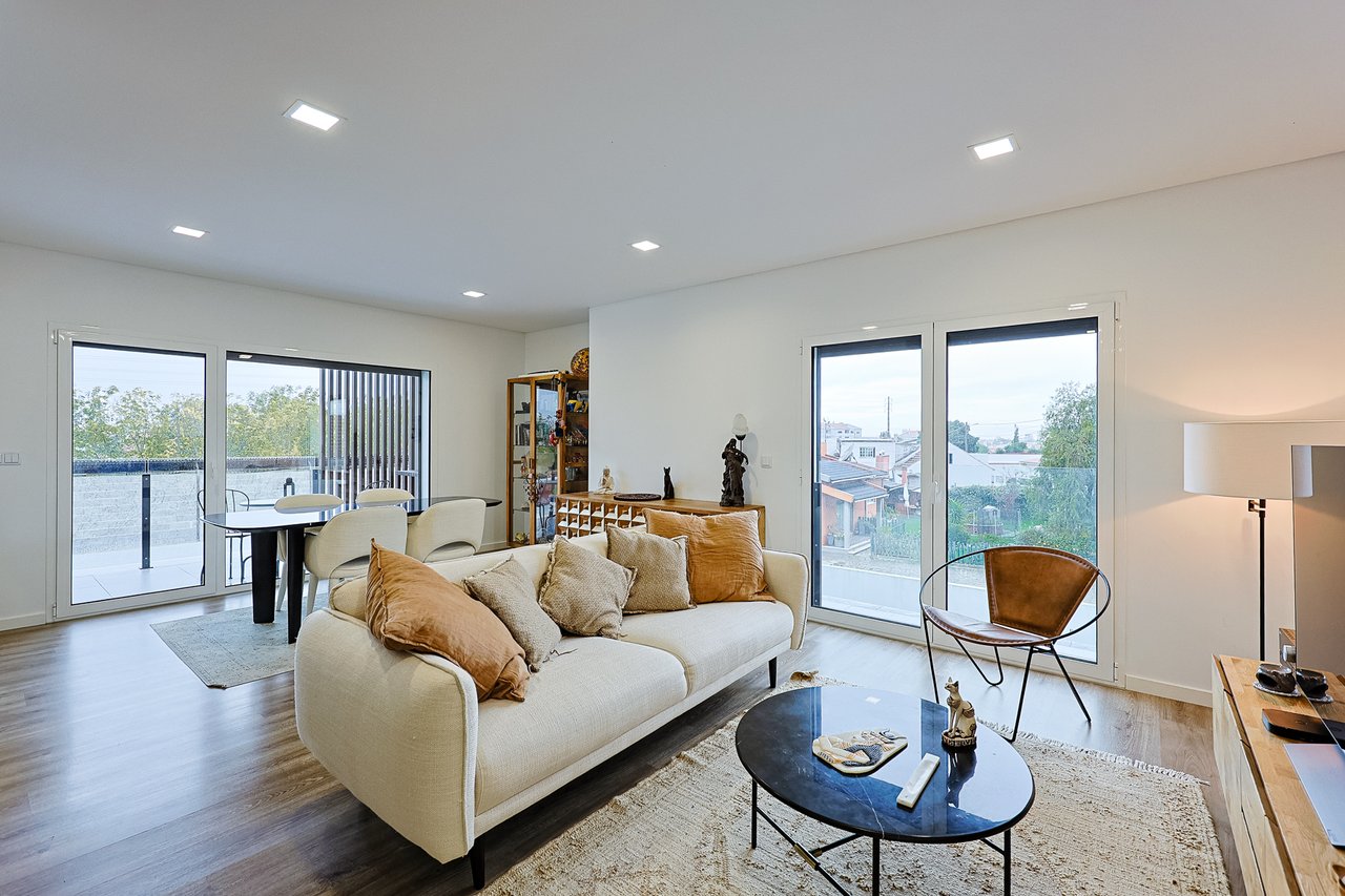 Modern 2-Bed, 2-Bath Apartment in Central Marinha Grande – Near Nazaré