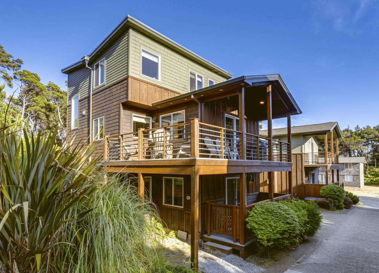 Sold detached beach condo at 8924 Pelican Ln in Manzanita Oregon near the south end oceanfront