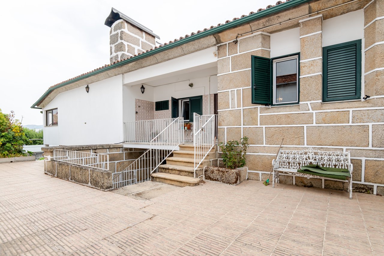 Rustic Four-Bedroom House with Private Land in Folhadela, Vila Real