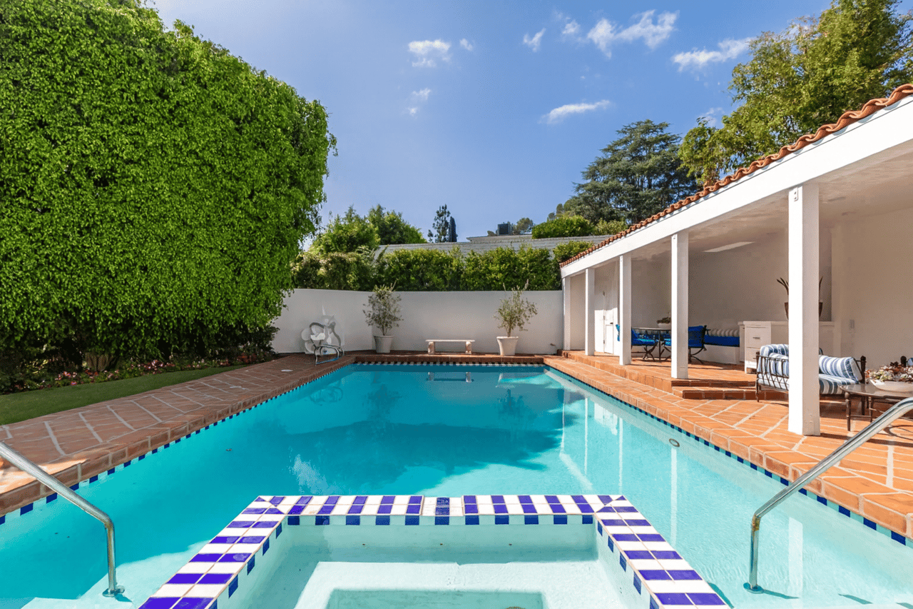 365 Comstock Ave, Little Holmby