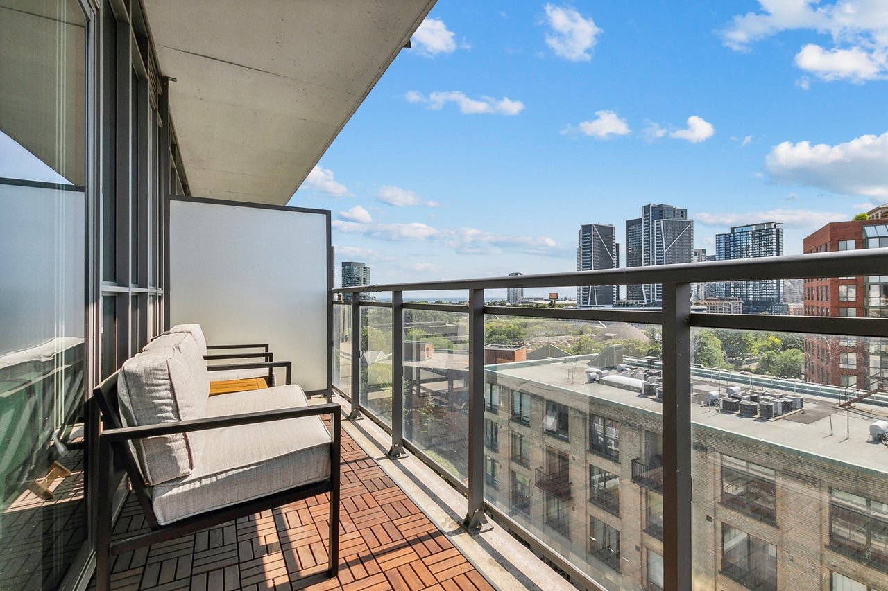 775 King St W Unit: 906